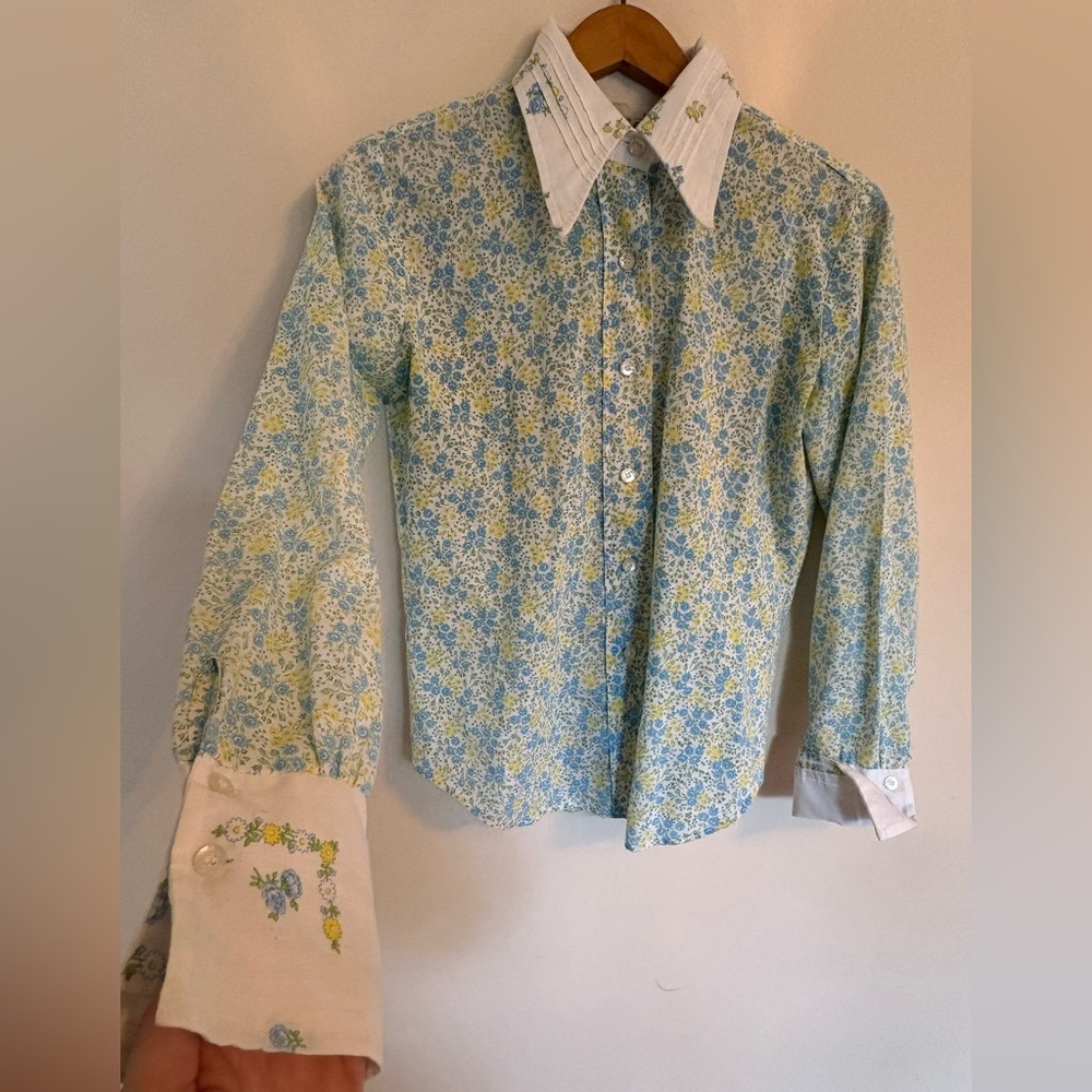1970's bell sleeve button up🕺🏽✨💐